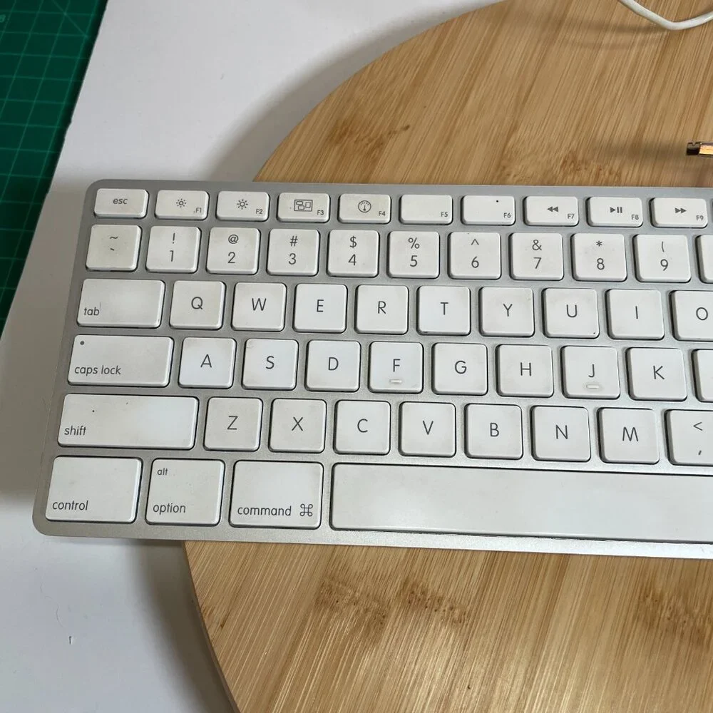 Genuine Apple Keyboard Slim Model A1243 Wired USB Silver w/ White Keys Tested